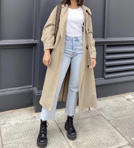 Winter Fashion Outfits Long Coat, Trench Cote Outfit, Outfits With Beige Coat, Beige Coat Outfit Casual, Long Beige Coat Outfit, Outfits With Long Coats, Autumn Coat Outfit, Outfits With Trench Coats, Trench Coat Outfit Casual