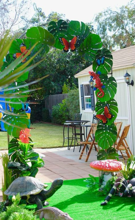 Bug Life Birthday Party, Gecko Party Ideas, Salamander Birthday Party, Reptile Party Decor, Trunk Or Treat Bug Theme, Bugs Theme Birthday Party, Lizard Party Ideas For Kids, Reptile Themed Birthday Party Food, Bug Balloon Arch