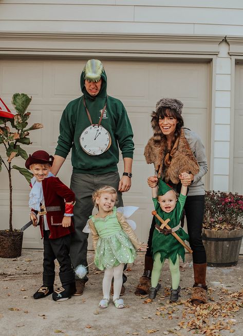 Disfraz Peter Pan, Peter Pan Halloween Costumes, Nashville Airbnb, Disney Family Costumes, Family Themed Halloween Costumes, Halloween Family Costumes, Family Halloween Costume Ideas, Peter Pan Costumes, Family Costume Ideas