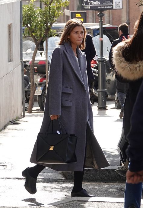 Tote Bag Outfit, Best Work Bag, Purse Outfit, Gray Wool Coat, Zendaya Style, Birkenstock Black, Spring Bags, Black Leather Tote Bag, Long Wool Coat