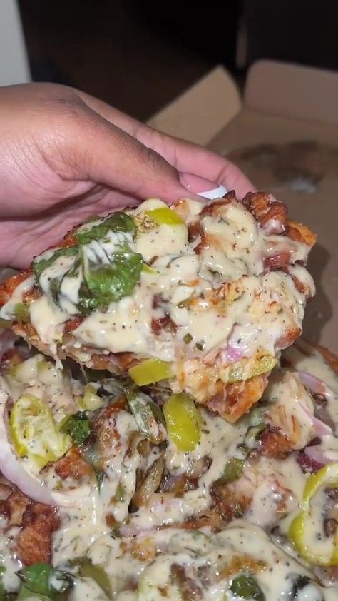 Bruhhhhhhhhhhhhhhh 🤤🤤🤤🤤🤤🤤🤤🤤🤤🤤🤤 I don’t even eat at Subway but I will eat this!!! 🤞🏾🤞🏾 | By Blonka MuhRee | Facebook | Go to Subway and get y'all a rotisserie chicken bacon ranch pizza. Add red onions, banana peppers, oregano, Parmesan cheese, and peppercorn ranch on top. What my girl say? Mhm. Rotisserie chicken and bacon. Wait. Extra cheese. Not yet. The second time. The second bacon. Yeah so green peppers, a lot of red onions. And a peppers and spinach. Cheese. Yeah on the on th Subway Chicken Bacon Ranch Recipe, Subway Rotisserie Chicken Recipe, Chicken Bacon Ranch Subway, Subway Pizza, Cheesecake Factory Chicken Parmesan Sandwich, Cheesecake Factory Chicken Parmesan Pizza Style, Peppercorn Ranch, Chicken Bacon Alfredo Pizza, Chicken Parmesan Pizza