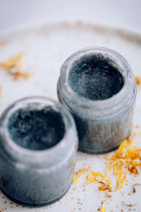 Use this Activated Charcoal black salve recipe to make a powerful remedy that relieves bug bites and stings, and even draws out splinters. Draw Out Splinter, Diy Activated Charcoal, Salve Recipes, Diy Beauty Treatments, Hello Glow, Diy Cosmetics, Bug Bites, Lotion Bars, Linen Spray