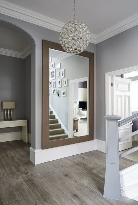 The illusion that mirror gives to that hallway. Amazing use. Vstupná Hala, Living Room Orange, Hallway Designs, Hal Decor, Foyer Decorating, Hall Decor, Large Mirror, Living Room Diy, A Mirror