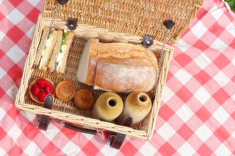 Victorian Picnic, Classic Picnic, Victorian Tea Party, English Heritage, Picnic Food, Historic Places, Picnic Foods, Wicker Basket, Food Recipe