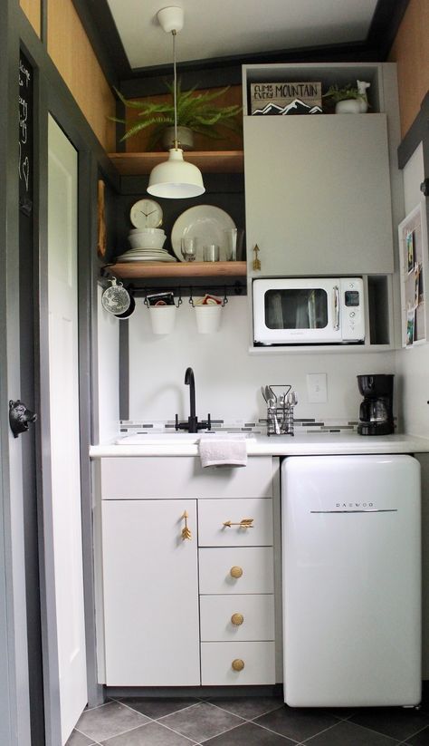 Teeny Tiny – Tiny House Swoon Tiny Kitchen One Wall, Tiny House Kitchen Living Room, Tiny Kitchen Ideas Farmhouse, Very Small Kitchen Design Tiny House, Space Saving Furniture Tiny Houses, Studio Kitchenette, Camping Sink, Apartemen Studio, Small Kitchenette