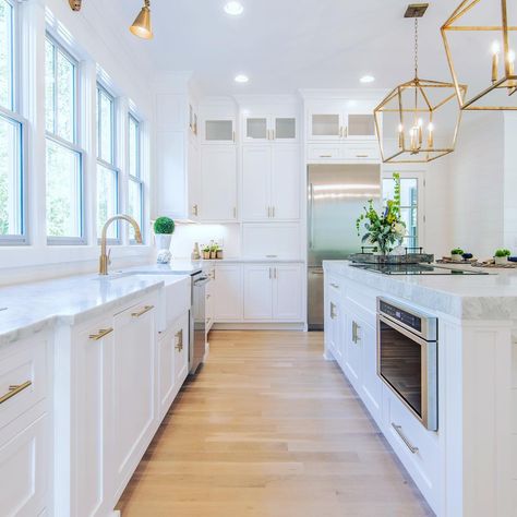 White Kitchen Inspiration, Beautiful White Kitchens, Bright Kitchens, White Kitchen Design, White Modern Kitchen, White Kitchen Cabinets, Large Kitchen, White Cabinets, Kitchen Style