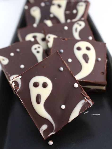 This ghastly candy bark is so quick and easy it makes a perfect last-minutes Halloween treat! | The Simple, Sweet Life Halloween Candy Recipes, Delicious Halloween Treats, Pasteles Halloween, Postres Halloween, Dessert Halloween, Fun Halloween Treats, Dulces Halloween, Halloween Party Snacks, Halloween Dessert