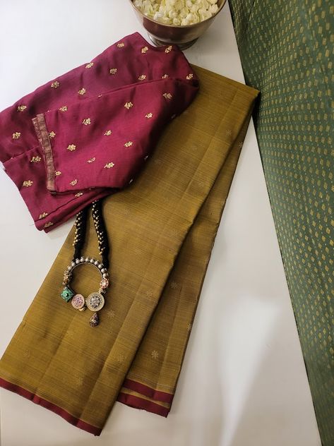 Mustard Saree Contrast Blouse, Normal Saree, Saree Combination, Aesthetic Saree, Kancheepuram Silk Saree, Black Dessert, Saree Styling, Sleeveless Blouse Designs, Katan Saree