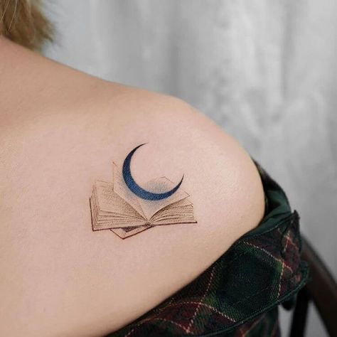 Book Tattoo Ideas For Women, Book Tattoo Ideas, Miniature Tattoos, Bookish Tattoos, Muster Tattoos, Tattoos For Lovers, Inspiration Tattoos, Tattoo Ideas For Women, Book Tattoo