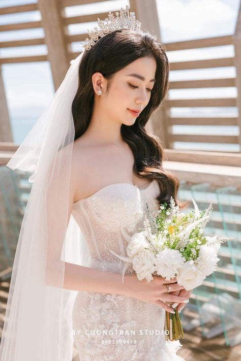 Korean Wedding Crown, Order Of Wedding Ceremony, Korean Bride, Kebaya Wedding, Wedding Dressses, Korean Wedding Photography, Wedding Hair Up, Hairdo Wedding, Wedding Hairstyles Bride