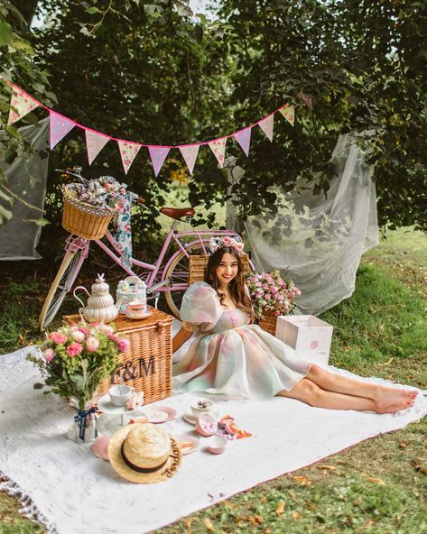 21st Birthday Wishes, Sweet 16 Photos, Picnic Engagement, Picnic Theme, Graduation Photography Poses, Cute Birthday Ideas, Party Photoshoot, Spring Photoshoot, Picnic Birthday