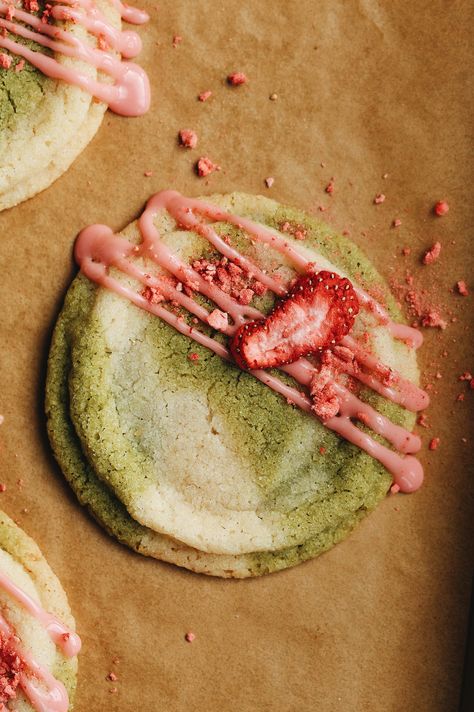 Marble Matcha Strawberry Cookies Matcha Cookies Recipe, Matcha Baking, Matcha Strawberry, Matcha Dessert, Matcha Cookies, Strawberry Cookies, Roll Cookies, Pretty Cookies, Dried Strawberries