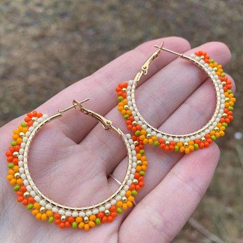 Not available ✨ orange flower hoops #beadwork #beadedearrings #beadedjewelry #hoopearrings #beadedhoops #orangeearrings #beadworkforsale… | Instagram Beading Hoop Earrings, Seed Bead Earrings Diy, Seed Bead Jewelry Patterns, Beaded Jewelry Necklaces, Beaded Earrings Diy, Seashell Jewelry, Beaded Jewelry Tutorials, Beaded Earrings Patterns, Beaded Bracelet Patterns