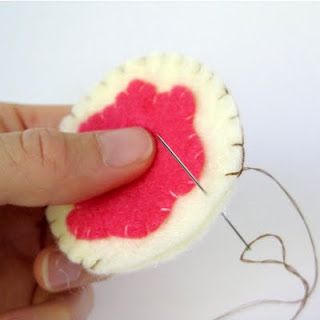 Felt Valentine Cookies, Felt Cookies, Felt Food Patterns, Felt Cake, Felt Play Food, Felt Crafts Diy, Cookie Tutorials, Felt Quiet Books, Diy Kids Toys