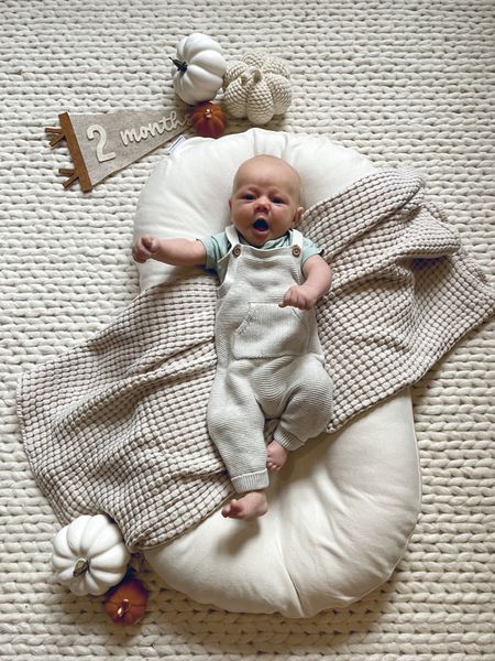 Boy Monthly Milestone Pictures, Baby Boy 2 Month Pictures Ideas, Boy Milestone Pictures, Overall Maternity Pictures, Baby Boy Milestone Pictures, Monthly Photoshoot Ideas For Baby Boy, Baby Monthly Photo Ideas Boys, Monthly Milestone Pictures, Newborn Overalls