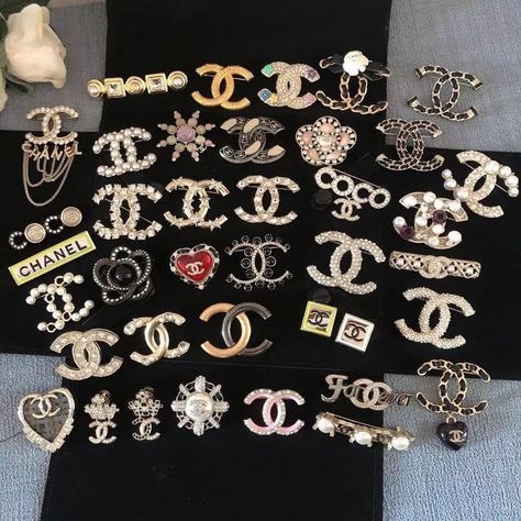 Vintage Chanel Jewelry, Chanel Lover, Chanel Brooch, Chanel Pearls, Luxury Jewelry Brands, Chanel Inspired, Luxe Jewelry, Diy Dollar Store Crafts, Jewelry Accessories Ideas