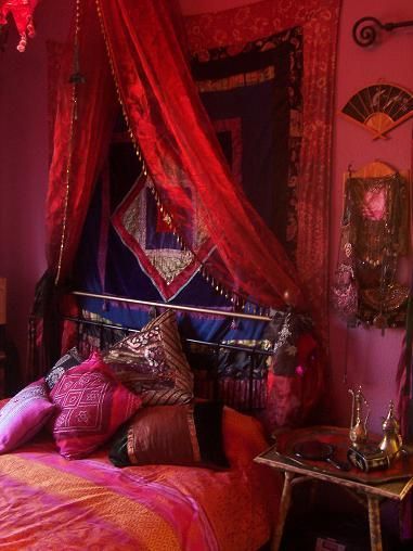 Dramatic and luxurious! Take a look at www.bringingitallbackhome.co.uk for Indian crafts, furniture and textiles... Bohemian Style Rooms, Indian Bedroom, Moroccan Bedroom, Colorful Bedding, Deco Originale, Deco Boheme, Red Rooms, Bohemian Interior, Bohemian Bedroom