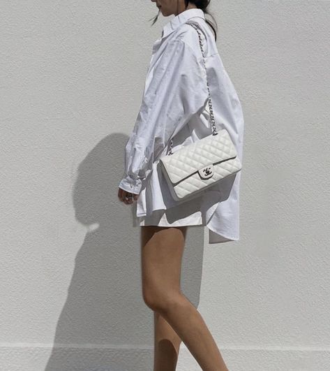 Chanel Flap Bag Outfit, White Bag Outfit, White Chanel Bag, Chanel Bag Outfit, Chanel Bag Classic, Crossbody Bag Outfit, Chanel Classic Medium, Outfit Minimal, Purse Outfit