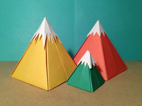 Origami Mountains via Collective Conscious Art http://collectiveconsciousart.wordpress.com Mountain Crafts For Kids, Mountain Crafts, Handmade Poster, Kids Origami, Easy Paper Flowers, Origami 3d, How To Make Paper Flowers, Cadeau Diy, Up Book