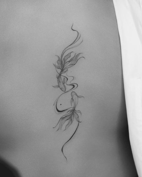 Koi Fish Tattoo For Women Arm, Tattoo Bil, Minimalist Hip Tattoo, Koi Fish Tattoo Back, Fish Spine Tattoo, Koi Fish Spine Tattoo, Koi Fish Tattoo For Women, Koi Fish Back Tattoo, Side Body Tattoos