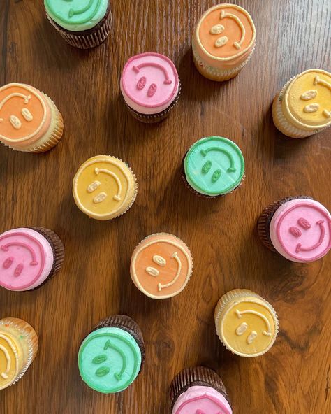 Smiley Face Cupcakes Aesthetic, Smiley Cupcakes Happy Faces, Pink Smiley Face Cupcakes, Smiley Face Birthday Cake Ideas, Preppy Birthday Cupcakes, Smile Face Cupcakes, Smiley Face Sheet Cake, Peace Sign Cupcakes, Girls Birthday Cupcake Ideas