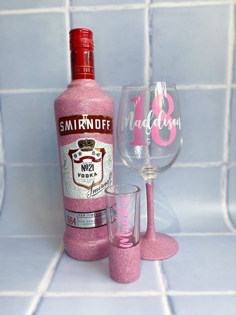 Vodka Com Glitter, Alcohol Present Ideas, Vodka Gift Ideas, Glitter Bottle Diy Alcohol, Glitter Vodka, Bedazzled Liquor Bottles, Alcohol Bottle Crafts, Decorated Liquor Bottles, Glitter Wine Bottles