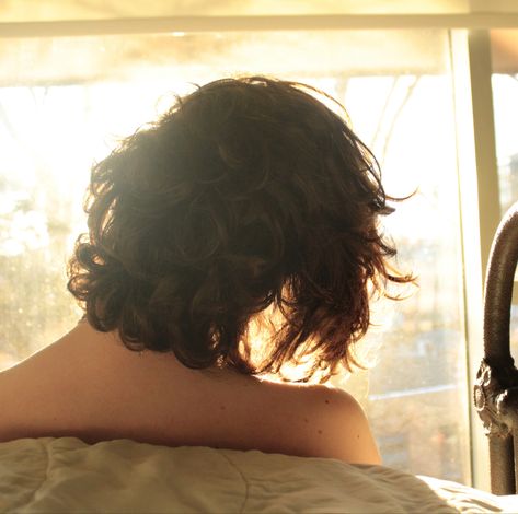 in the bedroom - sunlight through the window - wavy hair #hair #hairstyles #haircut #ideas #aesthetic #sunlight #golden Bleached Hair Aesthetic, Brown Hair In Sunlight, Haircut Ideas Aesthetic, Short Brown Hair Aesthetic, Hair In Sunlight, Bedroom Sunlight, Sun Bleached Hair, Aesthetic Sunlight, Sun Aesthetic