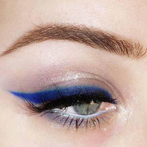 Blue And White Makeup Looks, Blue And White Makeup, White Makeup Looks, Aquarius Makeup, Make Up Color, Eye Pigments, White Makeup, Makeup Eye Looks, Kesha