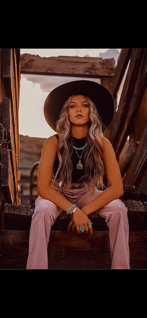 Western Outfits Photography, Western Wear Photoshoot, Cute Country Birthday Outfits, Casual Outfits Senior Pictures, Western Outfits Women Senior Pictures, Summer Western Senior Pictures, Cowgirl Pics Aesthetic, Poses For Country Pictures, Country Photography Ideas