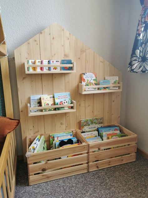 Diy Toddler Bookshelf, Homeschool Room Ideas Preschool, Kids Bookshelf Ideas, Toddler Room Storage, Woodland Toddler Room, Creative Playroom, Playroom Organization Ideas, Montessori Room, Baby Room Inspiration