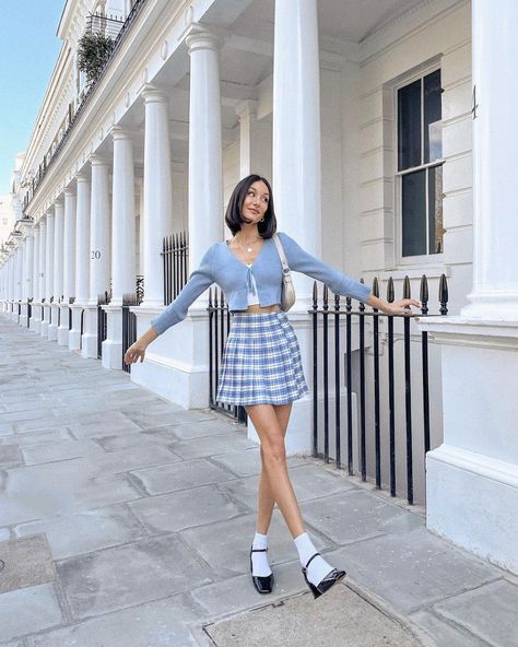 Checkered Tennis Skirt Outfit, English Moodboard, Plaid Tennis Skirt Outfit, Blue Tennis Skirt Outfit, Skirt And Cardigan Outfit, Checkered Skirt Outfit, Blue Skirt Outfits, Checkered Outfit, Blue Tennis Skirt