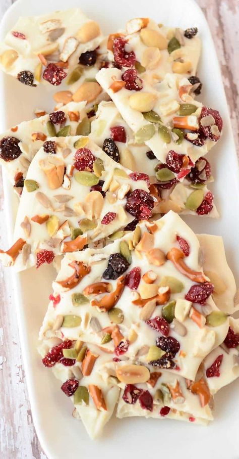 White Chocolate Bark Recipes, Bark Recipes Easy, Almond Bark Recipes, Holiday Bark, Christmas Bark Recipes, Bark Recipes, Christmas Bark, White Chocolate Bark, Chocolate Bark Recipe