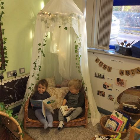 Curiosity Approach Cosy Corner, Reading Corner Nursery Classroom, Cosy Corner Classroom, Cosy Book Corner Eyfs, Classroom Book Nook Ideas, Early Years Book Corner Ideas, Cosy Corner Eyfs, Cosy Corner Preschool, Book Corner Ideas Childcare