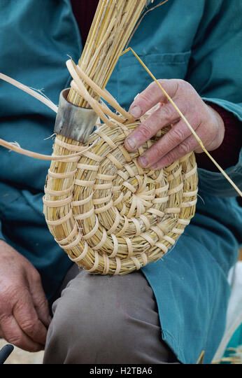 Man / beekeeper making a traditional bee skep at at Dalyseford autumn show. England Bee Skeps, Pine Needle Crafts, Basket Weaving Diy, Basket Weaving Patterns, Bee Skep, Pine Needle Baskets, Diy Weaving, Diy Basket, Nature Crafts