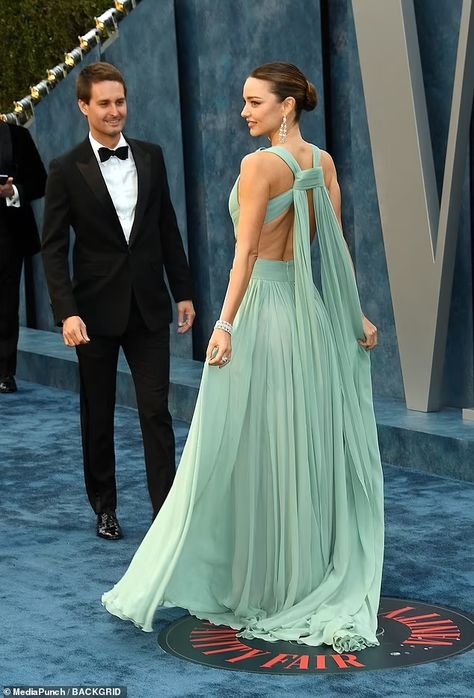 Evan Spiegel, Miranda Kerr Style, Fashion Dresses Formal, Red Carpet Gowns, Plunge Dress, Oscar Party, Blue Gown, Vanity Fair Oscar Party, Pleated Bodice