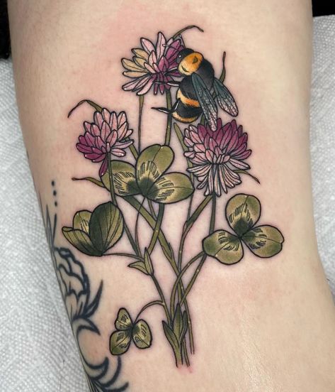 Traditional Tattoo Nature, A Bee Tattoo, Cottagecore Tattoo, Botanical Tattoos, Thistle Tattoo, American Traditional Tattoo Ideas, Traditional Tattoo Ideas, Clover Tattoos, Wildflower Tattoo