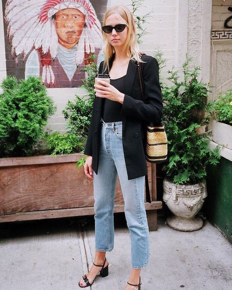 oversized blazer and straight jeans Long Black Blazer, Black Blazer Outfit, Minimalist Moda, Outfits Edgy, Look Jean, Weather Outfits, Prep Style, Blazer Outfit, Kielbasa