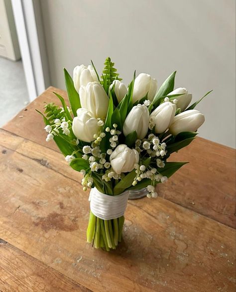 🤍 Herbal Wedding Decor, Small Tulip Bouquet, Entourage Bouquet, Bride Bouquets White Elegant, Tulip Bridesmaid Bouquet, Tulip Wedding Bouquet, Wedding Tulips, Tulip Bridal Bouquet, Bunny Wedding