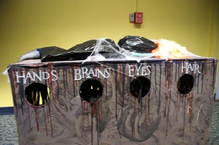 Turning Your Library into a Haunted House - ALSC Blog Kid Friendly Haunted House Ideas, School Haunted House Ideas, Haunted Hallway Ideas For School, Haunted House Ideas Scary, Haunted Hallway Ideas, Diy Haunted House Ideas, Haunted Basement, Halloween Hallway, Easy Haunted House