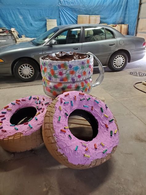 Diy Donut Decorations, Donut Shop Interior, Painted Bricks Crafts, Unusual Christmas Decorations, Donut Store, Candy Props, Brick Crafts, Candy Decorations Diy, Tire Craft