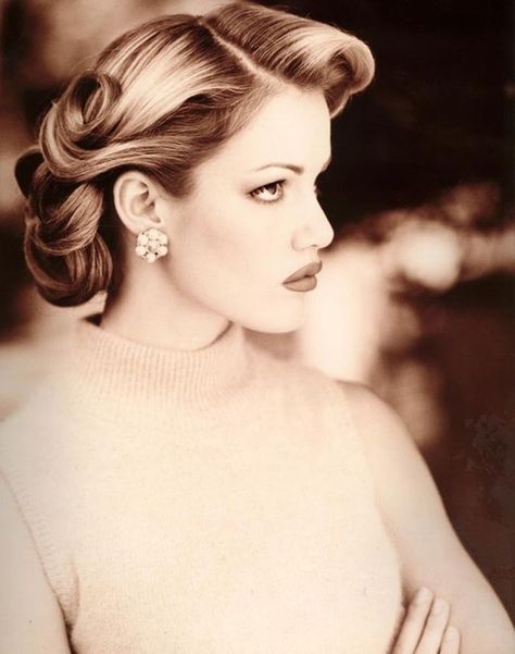 29 Stunning Vintage Wedding Hairstyles    we ❤ this!  moncheribridals.com Retro Wedding Hair, Wedding Hairstyles Medium Length, Curly Wedding Hair, Vintage Wedding Hair, Best Wedding Hairstyles, Long Hair Wedding Styles, Retro Pin Up, Trendy Wedding Hairstyles, Wedding Hairstyles Updo