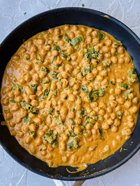 Curried Peanut Butter Chickpeas Peanut Butter Dinner Recipes, Butter Chickpeas, Uni Meals, Vegan Chickpea Recipes, Magical Fruit, Bean Dishes, Chickpea And Spinach Curry, Recipes Veg, Peanut Curry