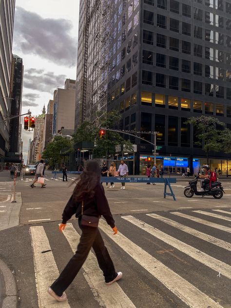 Crossing a New York City street during sunset New York Lifestyle Aesthetic, Nyc Lifestyle Aesthetic, Nyc Pics, Brunette Aesthetic, Walkable City, New York February, Nyc Lifestyle, Work In New York, Autumn In New York