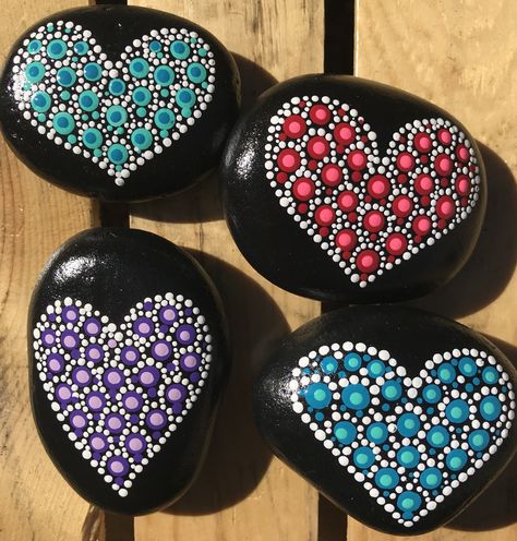 Heart rock mandalas Dot Painting Heart Patterns, Heart Shape Rock Painting Ideas, Heart Dot Mandala, Heart Shaped Mandala, Mandala Heart Rock Painting, Mandala Heart, Rock Mandala, Heart Rocks, Mandala Dotting