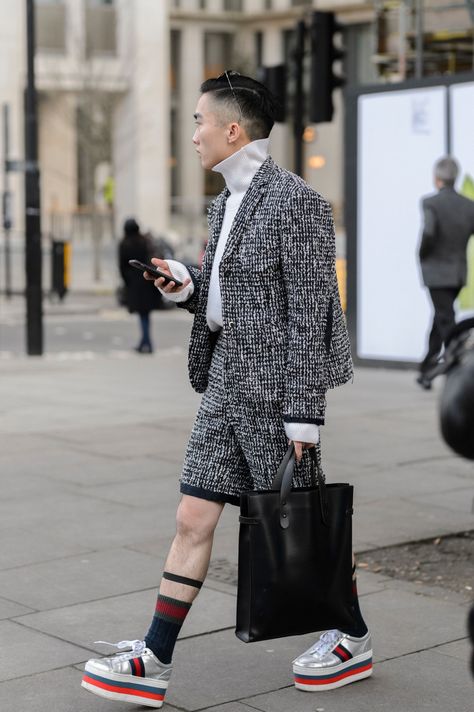 JOCELYN YIH WEARS AMI PARIS TURTLENECK, DEMO FASHION TWEED SUIT, DIOR HOMME AND CHANEL ACCESSORIES. Street Style Shots: London Fashion Week Men’s Day 1 shot by French photographer Alexandre Gaudin. Instagram credits: @PAUSE_Online // @Lubakilubaki Chanel Tweed Jacket Men, Chanel Suit Men, Chanel Outfit Men, Chanel Men Fashion, Tweed Outfit Men, Chanel Menswear, Mens Chanel, Tweed Aesthetic, Tweed Street Style