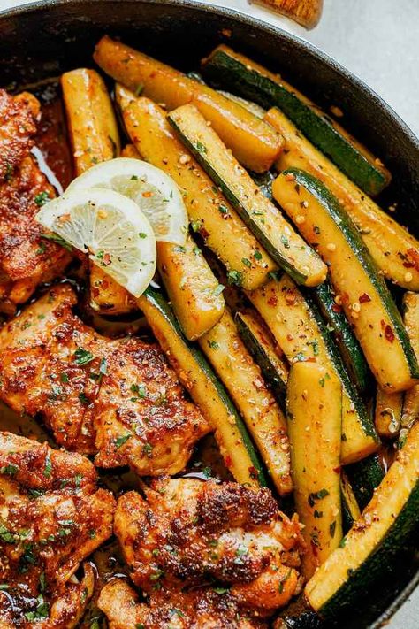 Paprika Chicken Thighs with Lemon Zucchini Skillet - #chicken #zucchini #recipe #eatwell101 - These easy and succulent paprika chicken thighs take only 25 minutes are so addicting! - #recipe by #eatwell101 Chicken Legs In Air Fryer, Chicken Thighs Crockpot, Chicken Thighs Instant Pot, Paprika Chicken Thighs, Chicken Thighs In Oven, Zucchini Skillet, Zucchini Paprika, Skillet Chicken Thighs, Healthy Chicken Thigh Recipes