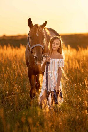 Golden Hour Horse Photography, Photography With Horses, Horse Shoot, Horse And Girl, Girl With Horse, Horse Photoshoot Ideas, Equine Photography Poses, Girl And Horse, Horse Senior Pictures