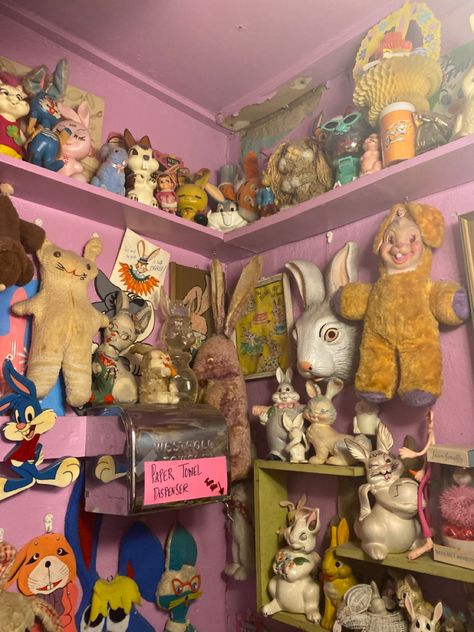 Creepy Toy Store, Creepy Toys Aesthetic, Clown Room Aesthetic, Kitsch Home Decor, Toy Collection Display Ideas, Vintage Toys Aesthetic, Weird Core Room, Kitsch Bedroom, Weird Collections