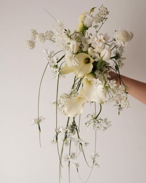 Trend: Cascading Flower Bouquets Cascading Bouquet Wedding, Trailing Bouquet, White Bouquets, Cascading Bouquet, Cascading Bridal Bouquets, Cascading Wedding Bouquets, Cascading Flowers, White Bridal Bouquet, Cascade Bouquet