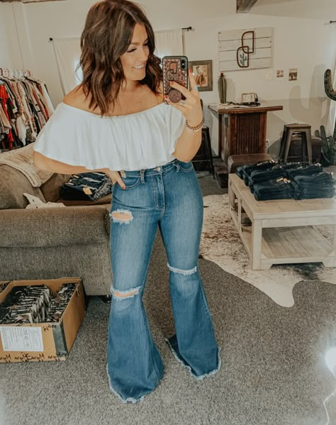 Plus Size Bell Bottoms Outfit, Southern Outfits, Country Style Outfits, Cute Country Outfits, Ranch Wear, Western Style Outfits, Western Outfits Women, Country Concert Outfit, Cute Country